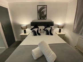 Dovefield House - Modern 3 Bed Home from Home - Alton Towers, JCB, Races